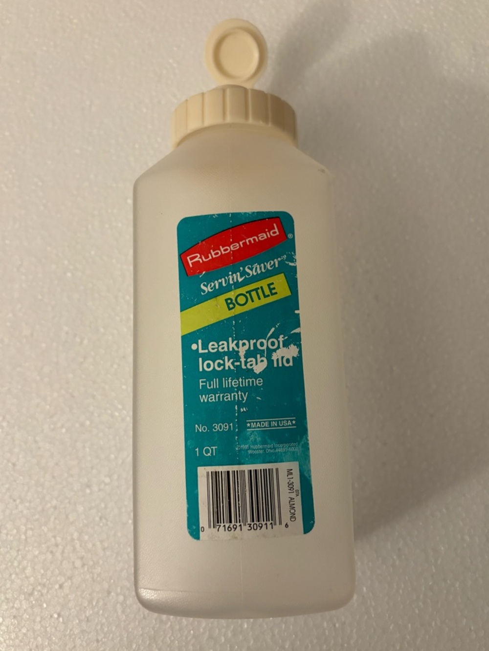 Vintage Rubbermaid Servin' Saver bottle, 32oz